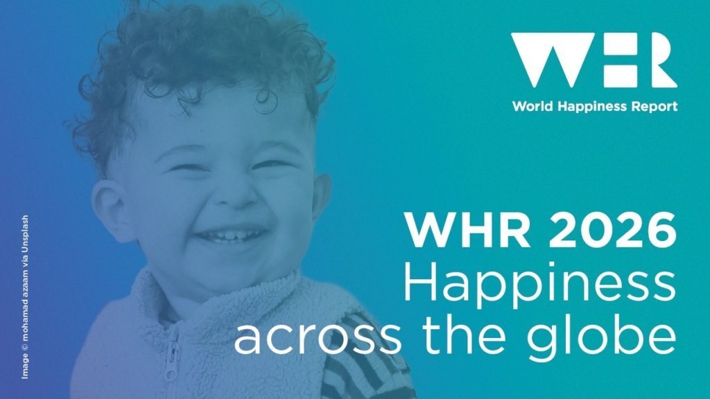 Giovani che utilizzano lo smartphone sui social media, simbolo dell’impatto digitale sul benessere secondo il World Happiness Report 2026