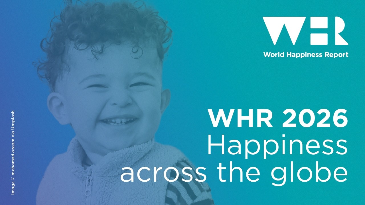 Giovani che utilizzano lo smartphone sui social media, simbolo dell’impatto digitale sul benessere secondo il World Happiness Report 2026