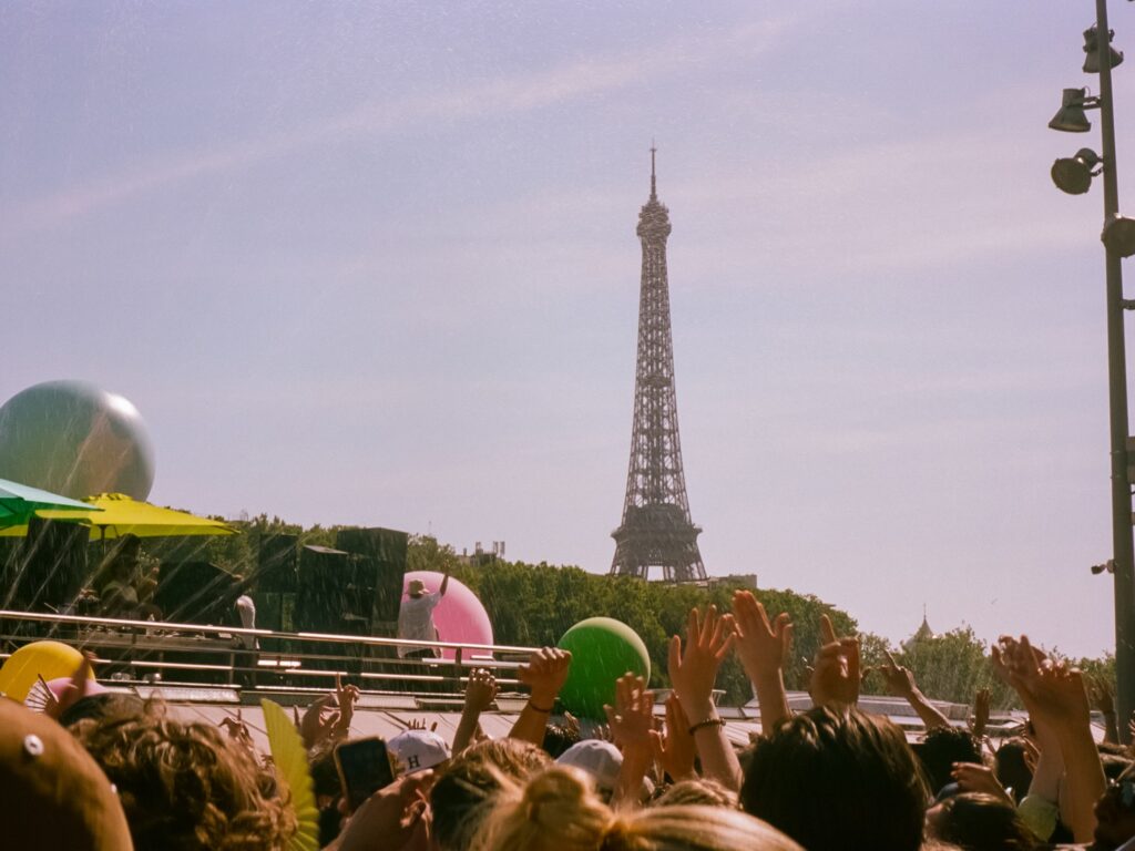 Mani al cielo e vibrazioni pazzesche a Parigi sotto la Tour Eiffel per la Fête de la Musique! (Foto: anotr.music)