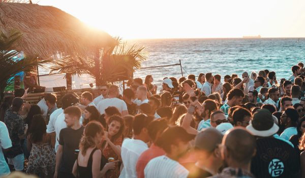 Gruppo di persone che si allena e balla in un club di Madrid durante un evento mattutino dedicato al fitness e al benessere.