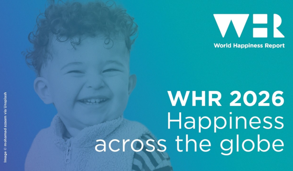 Giovani che utilizzano lo smartphone sui social media, simbolo dell’impatto digitale sul benessere secondo il World Happiness Report 2026